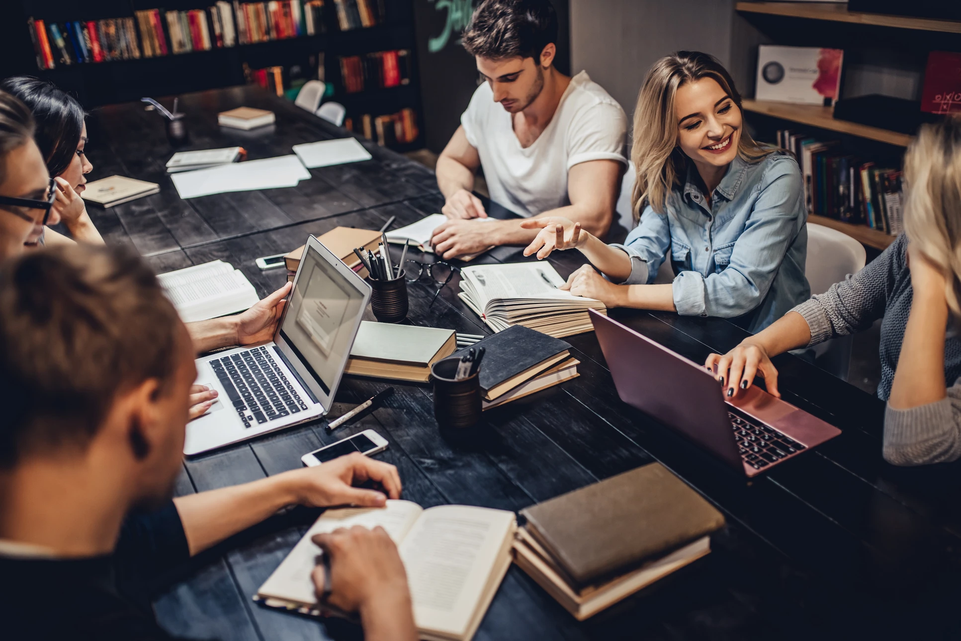 Les étudiants étudient à la bibliothèque